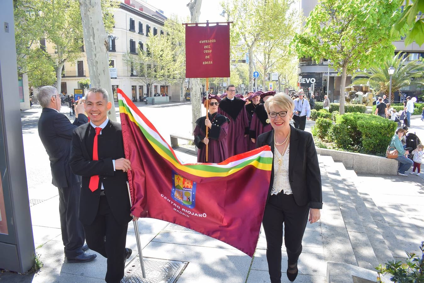 La Cofradía del Vino de Rioja ha investido como Cofrade de Honor al Centro Riojano de Madrid