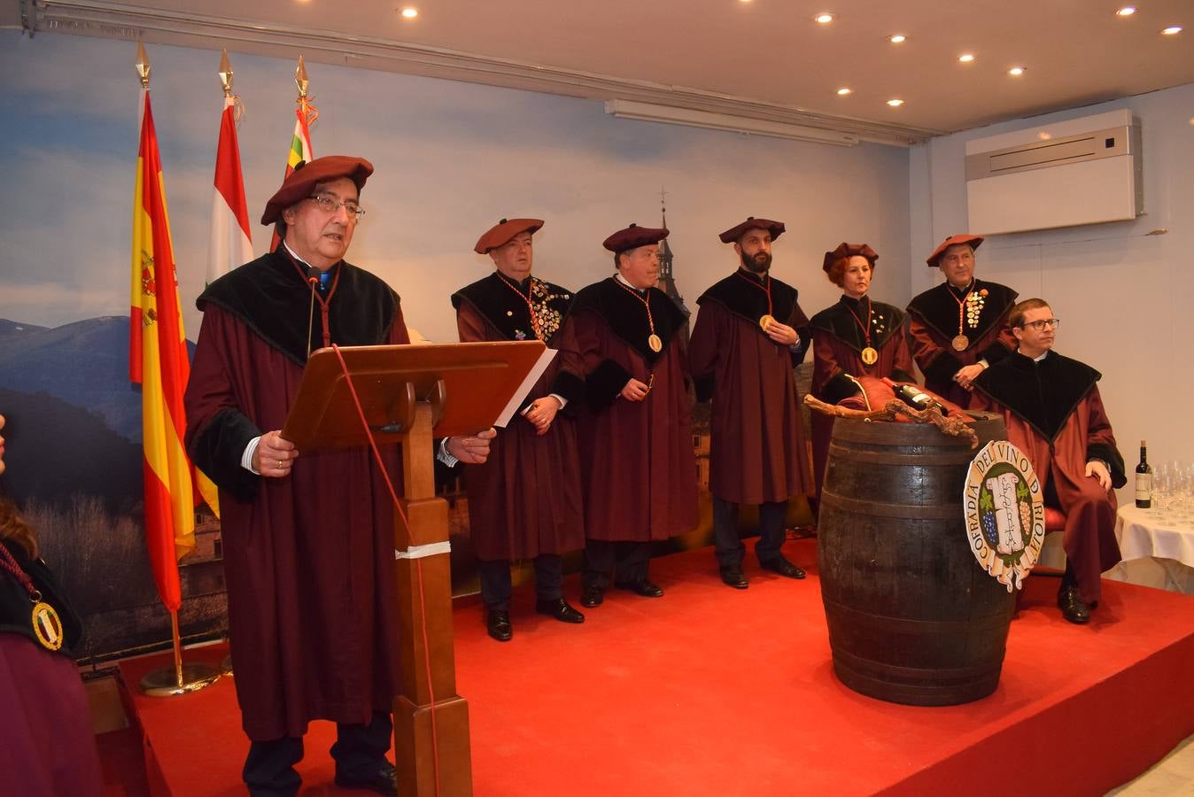 La Cofradía del Vino de Rioja ha investido como Cofrade de Honor al Centro Riojano de Madrid