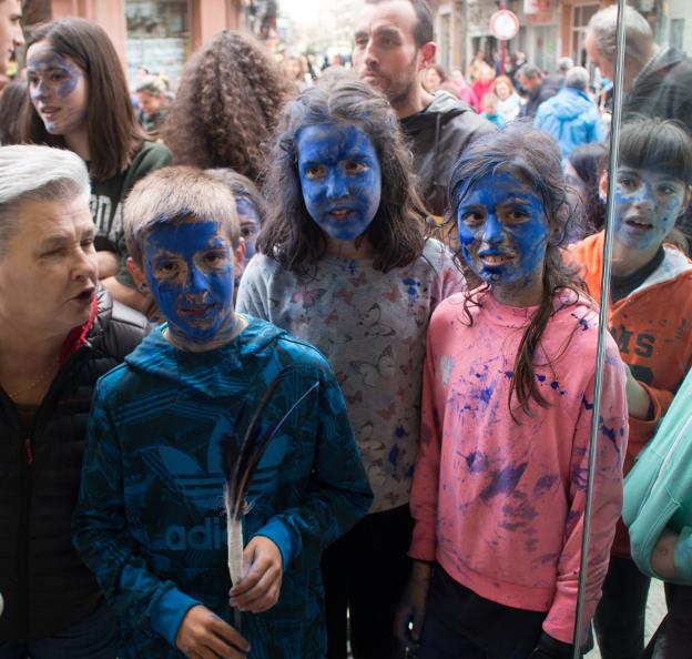 Niños con las caras pintadas, el 25 de abril del pasado año. 