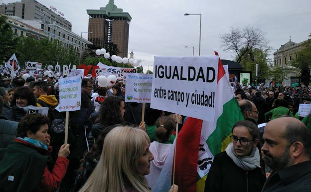 Imagen principal - La Rioja rural se sumó a la multitudinaria &#039;Revuelta de la España Vaciada&#039; en Madrid