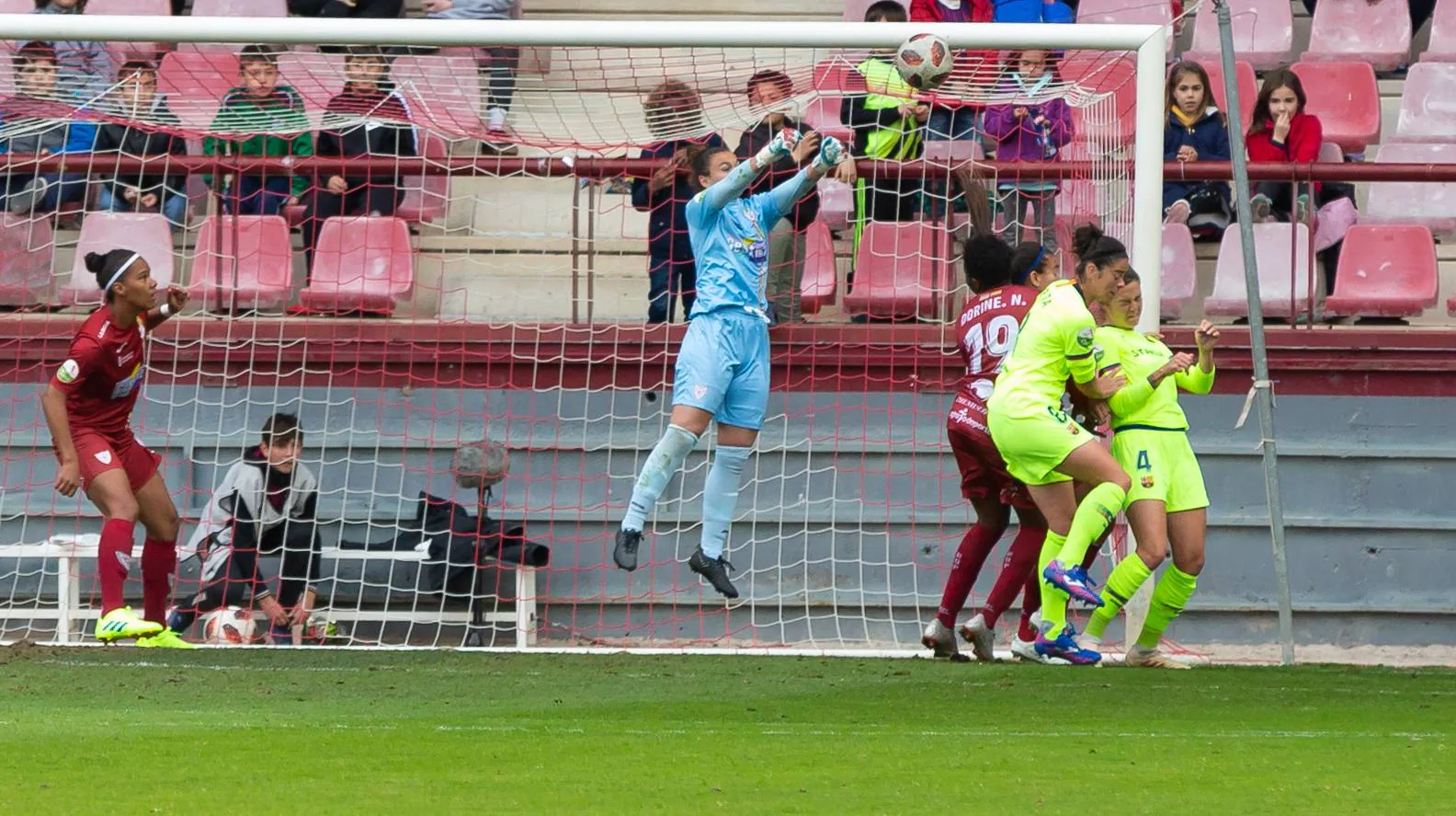 Fotos: El Barça, muy superior al EDF (4-0)