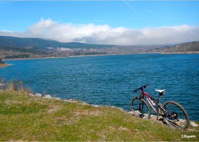 Imagen secundaria 1 - Villoslada de Cameros, embalse desde la presa y camino de Villoslada al embalse 