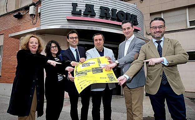 Los organizadores, con el cartel de la carrera. 