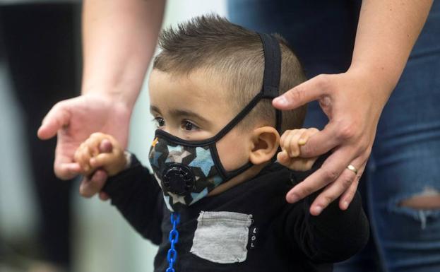 Derek, el primer niño burbuja diagnosticado con la prueba del talón.