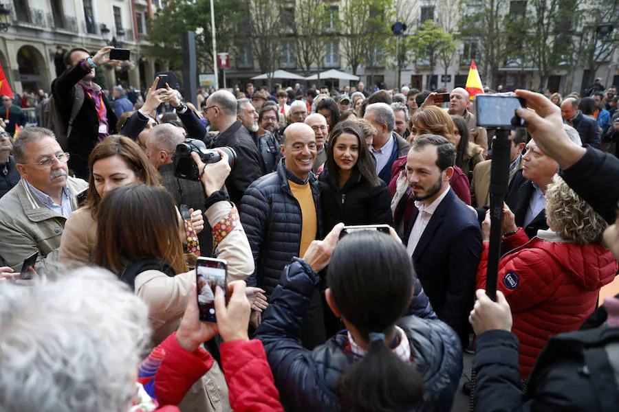 La candidata al Congreso por Barcelona participó en un 'Encuentro Ciudadano' con simpatizantes en la Plaza del Mercado de la capital