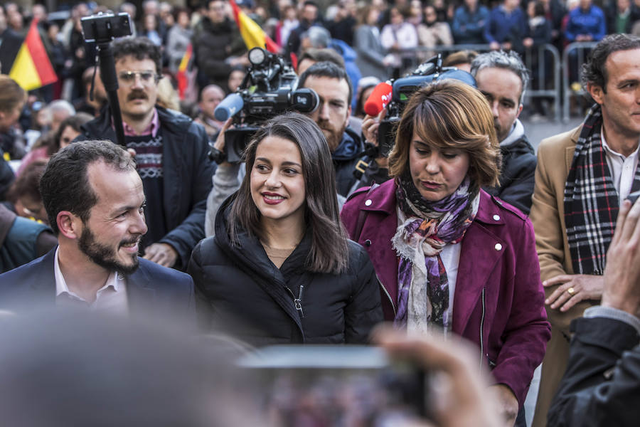 La candidata al Congreso por Barcelona participó en un 'Encuentro Ciudadano' con simpatizantes en la Plaza del Mercado de la capital