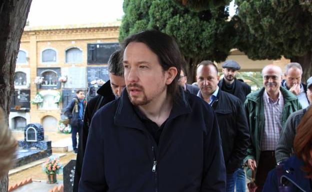 El secretario general de Podemos, Pablo Iglesias, durante su visita al cementerio municipal de Paterna.