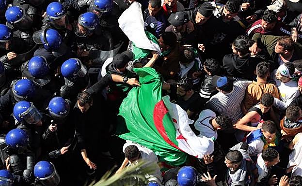 Miles de argelinos se manifiestan contra el presidente argelino, Abdelaziz Buteflika.