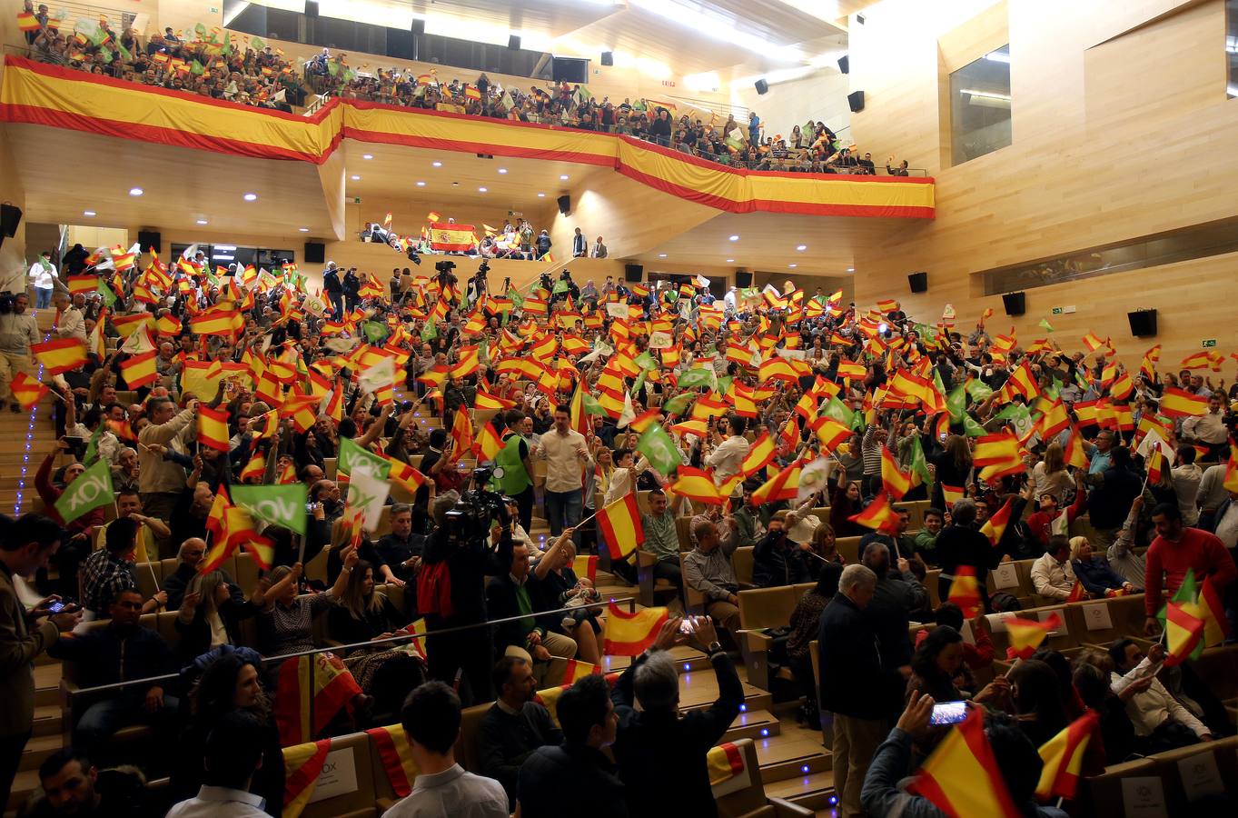 Repleto estuvo el Auditorio del Palacio de Congresos de Logroño para escuchar a Santiago Abascal