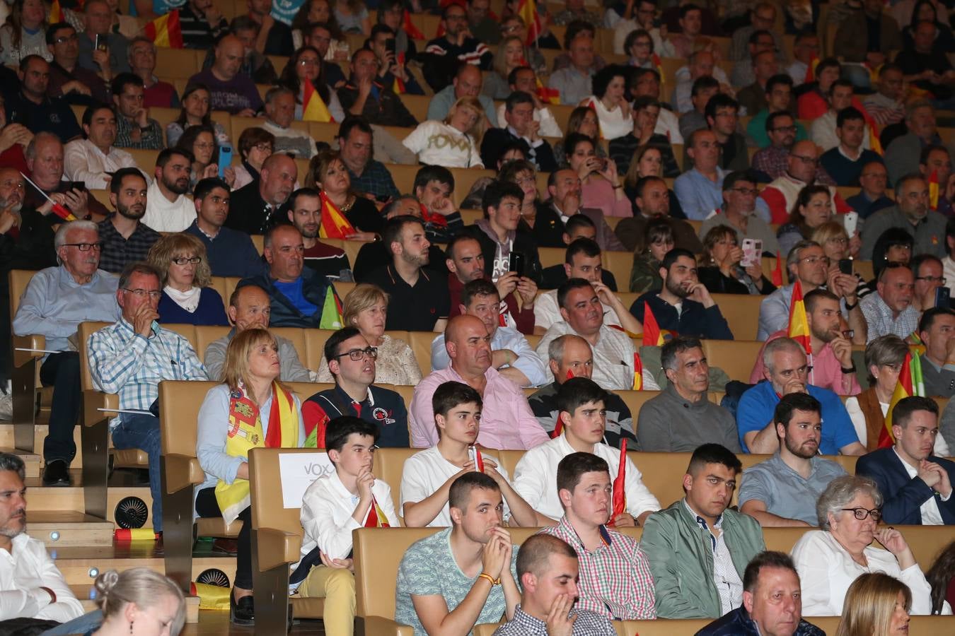 Repleto estuvo el Auditorio del Palacio de Congresos de Logroño para escuchar a Santiago Abascal