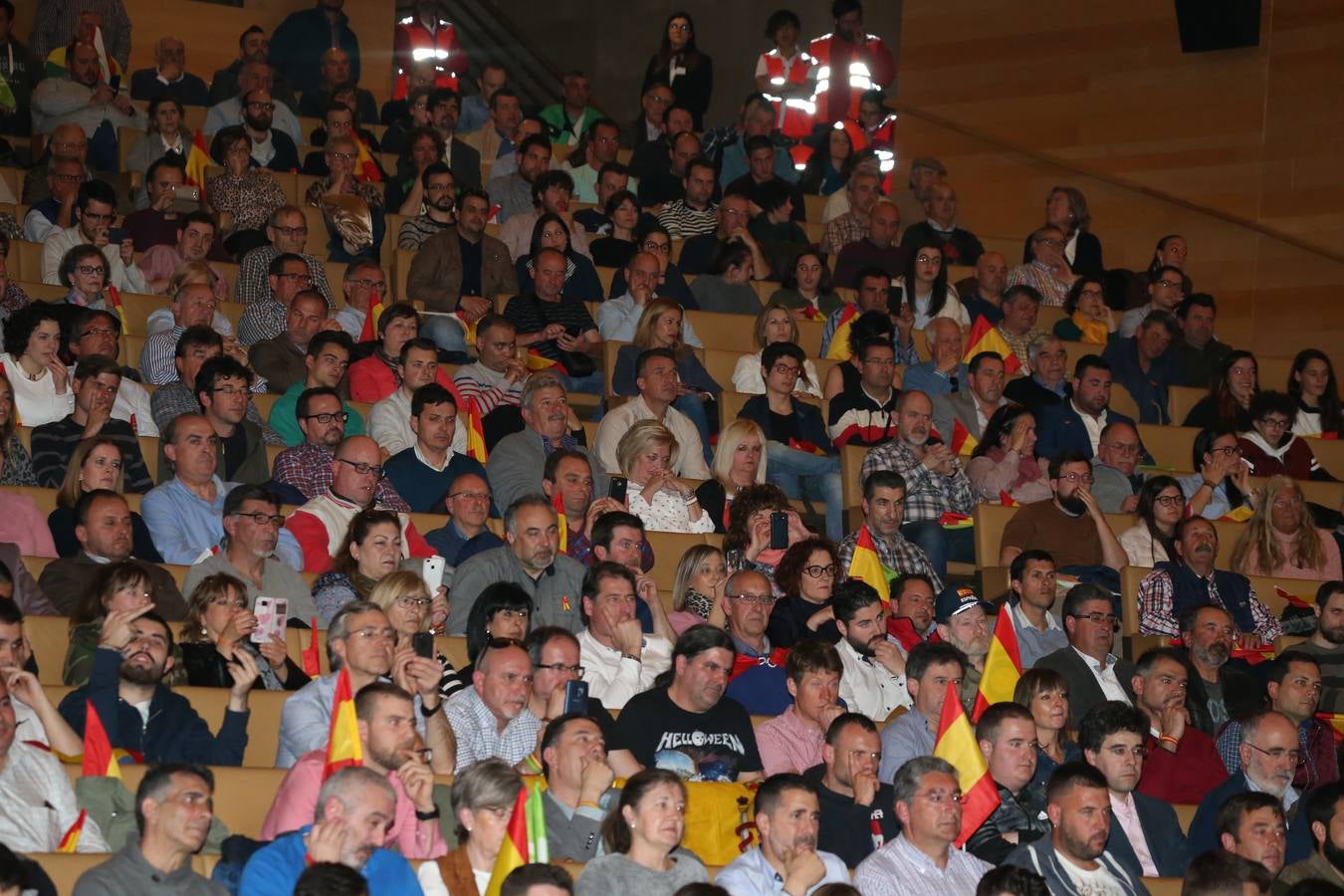 Repleto estuvo el Auditorio del Palacio de Congresos de Logroño para escuchar a Santiago Abascal