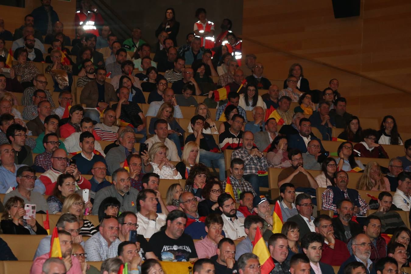 Repleto estuvo el Auditorio del Palacio de Congresos de Logroño para escuchar a Santiago Abascal