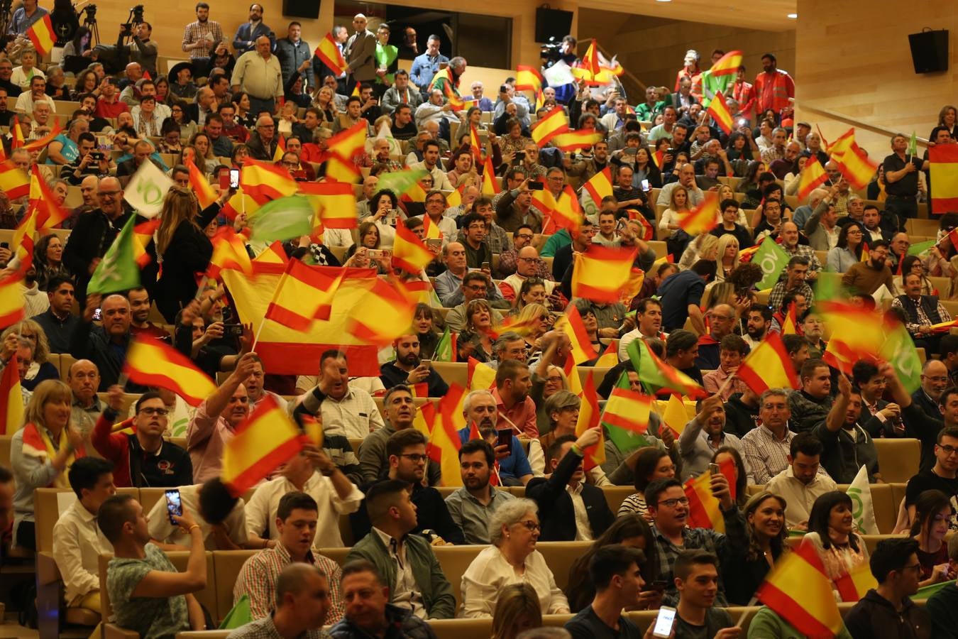 Repleto estuvo el Auditorio del Palacio de Congresos de Logroño para escuchar a Santiago Abascal