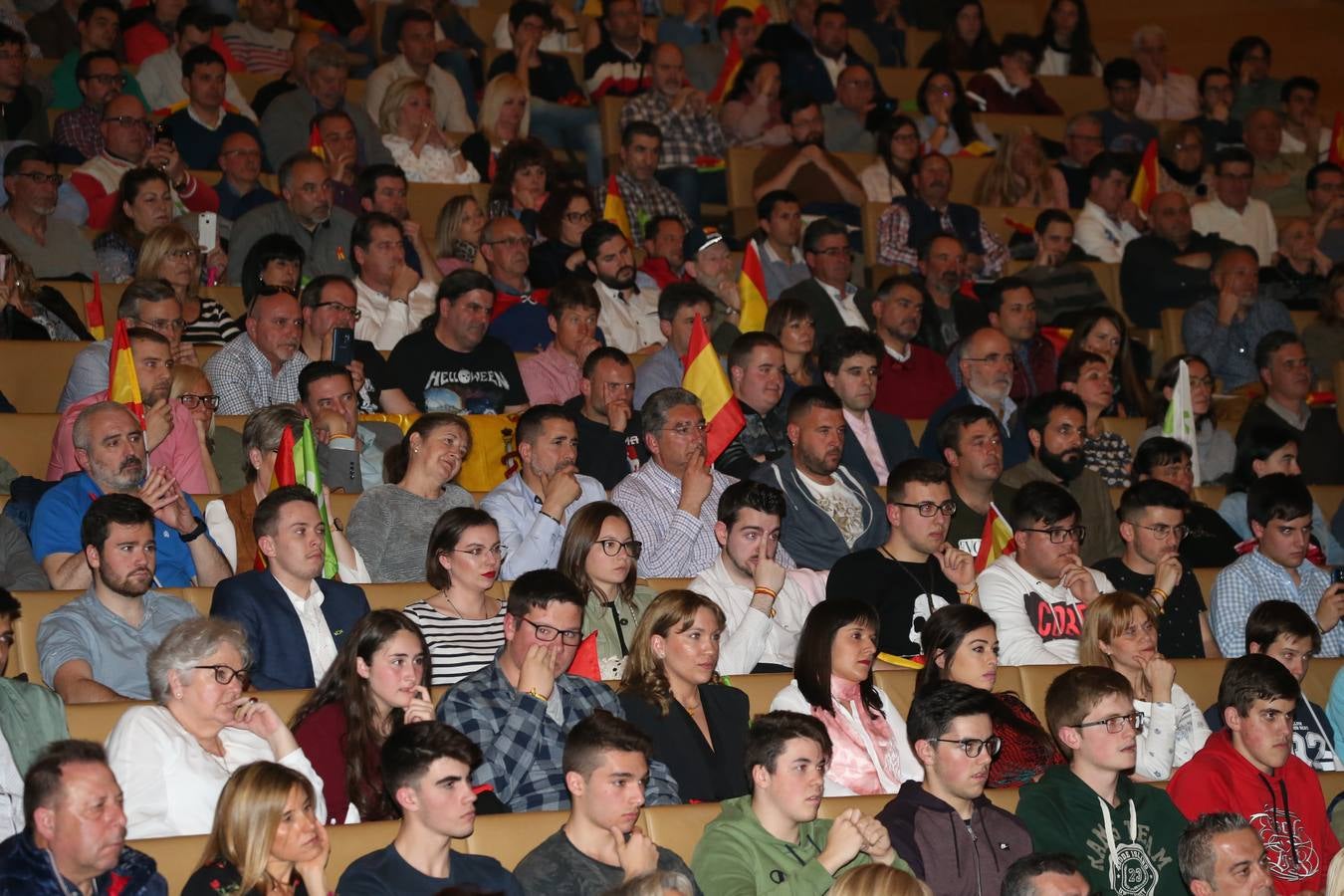 Repleto estuvo el Auditorio del Palacio de Congresos de Logroño para escuchar a Santiago Abascal