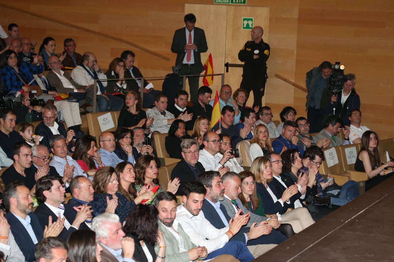 Repleto estuvo el Auditorio del Palacio de Congresos de Logroño para escuchar a Santiago Abascal