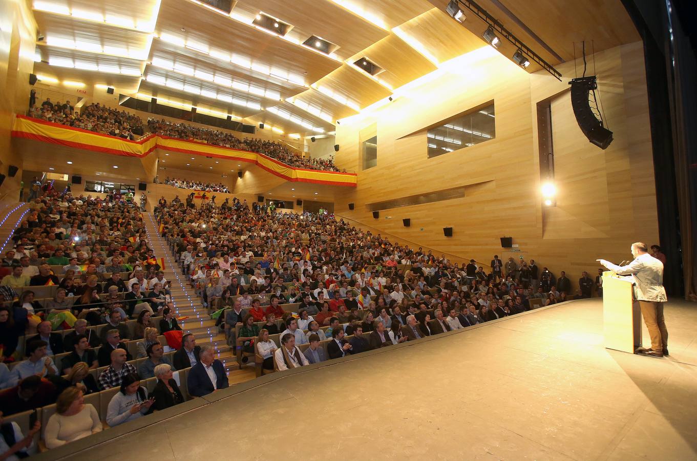 Repleto estuvo el Auditorio del Palacio de Congresos de Logroño para escuchar a Santiago Abascal