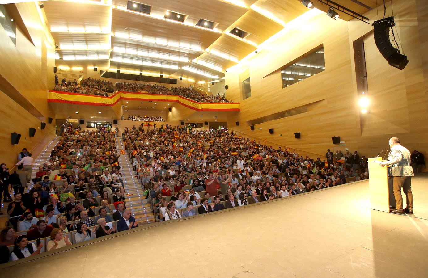 Repleto estuvo el Auditorio del Palacio de Congresos de Logroño para escuchar a Santiago Abascal