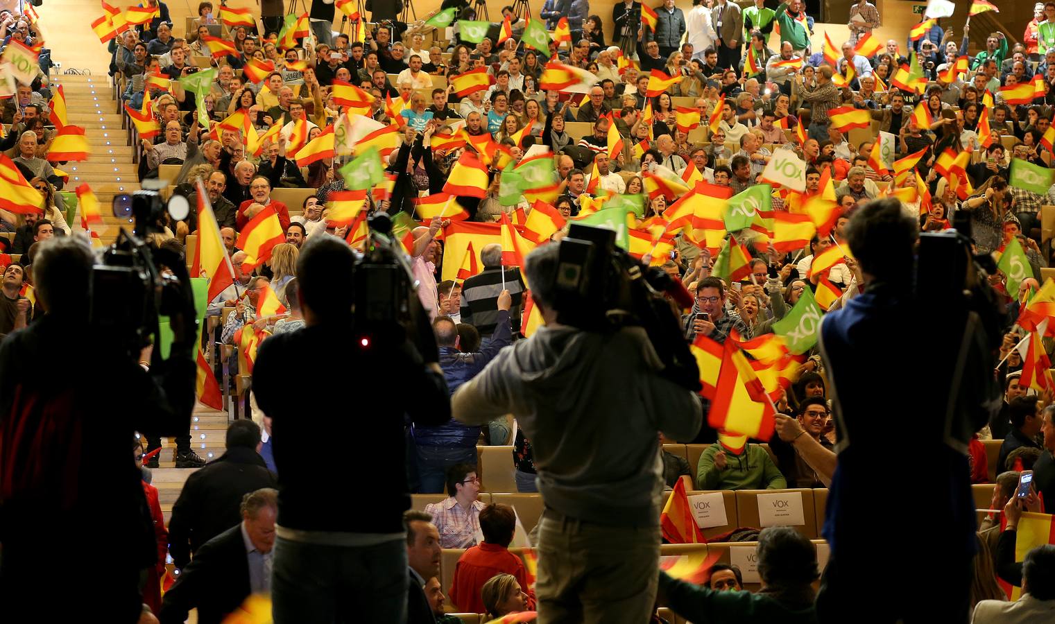 Repleto estuvo el Auditorio del Palacio de Congresos de Logroño para escuchar a Santiago Abascal