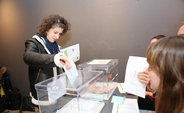 Una de las participantes en el simulacro ejerce su derecho a voto