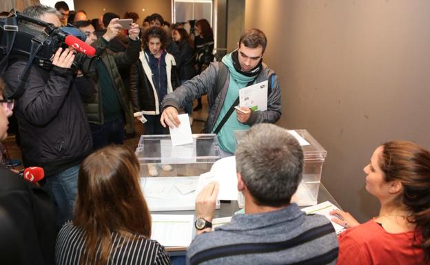 Uno de las participantes en el simulacro ejerce su derecho a voto