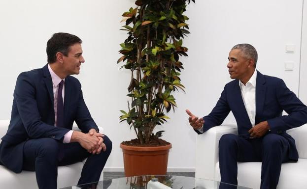 Pedro Sánchez charla con Barack Obama.