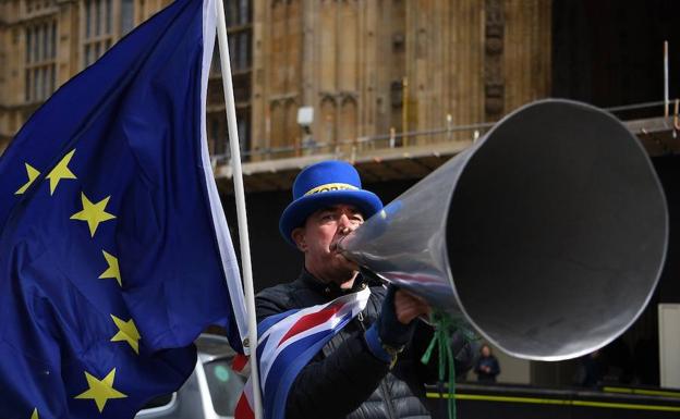 Un defensor de la unión Europea protesta a las puertas del Parlamento, este jueves en Londres.