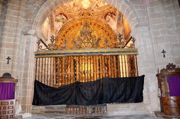 Una lona tapa los desperfectos ocasionados en la capilla de la Virgen del Pilar. Arriba, zona dañada por el desprendimiento de la pared. 