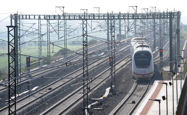 Un tren entrando en la estación de AVE de Medina del Campo (Valladolid).