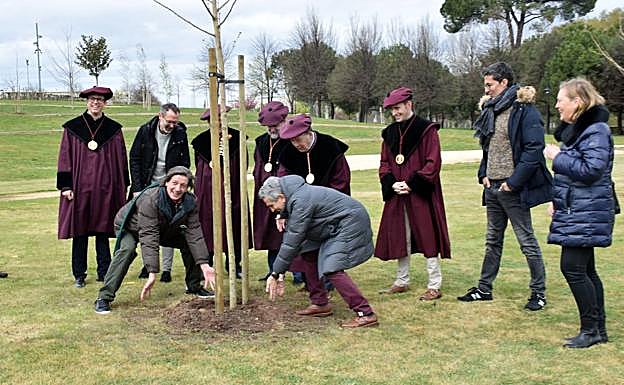 La Compañía Nacional planta sus árboles en el Bosque de la Danza