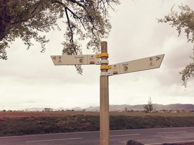 Señalización del Camino a su paso por Haro ubicado en el Parque Félix Rodríguez de la Fuente. 