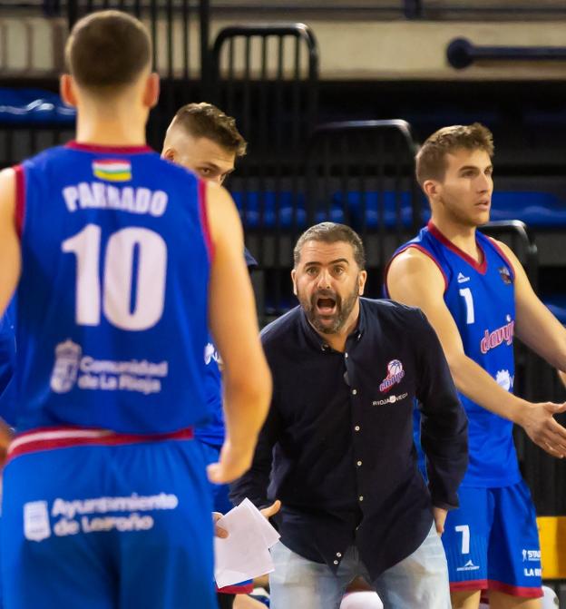 Jenaro Díaz da instrucciones a sus jugadores durante un partido. :: sonia tercero