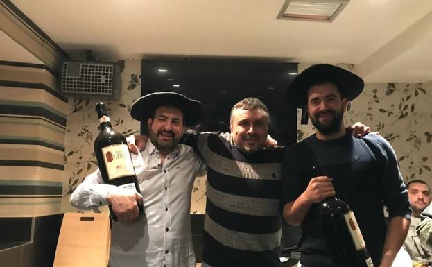 Los ganadores con sus botellas.