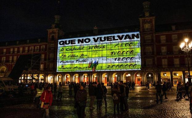 La Plaza Mayor de Madrid iluminada con imágenes de los conocidos como 'papeles de Bárcenas'.
