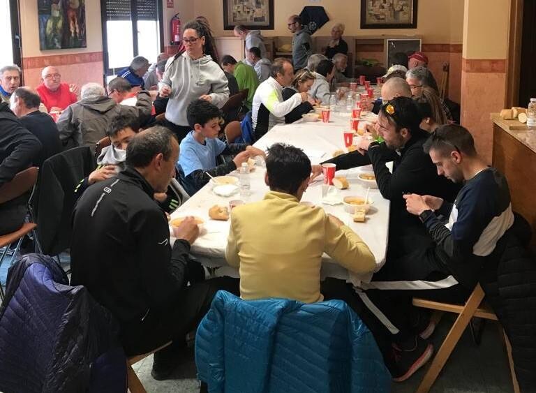 La VIII marcha senderista 'Valle del Leza', en Ribafrecha, ha contado con 250 participantes