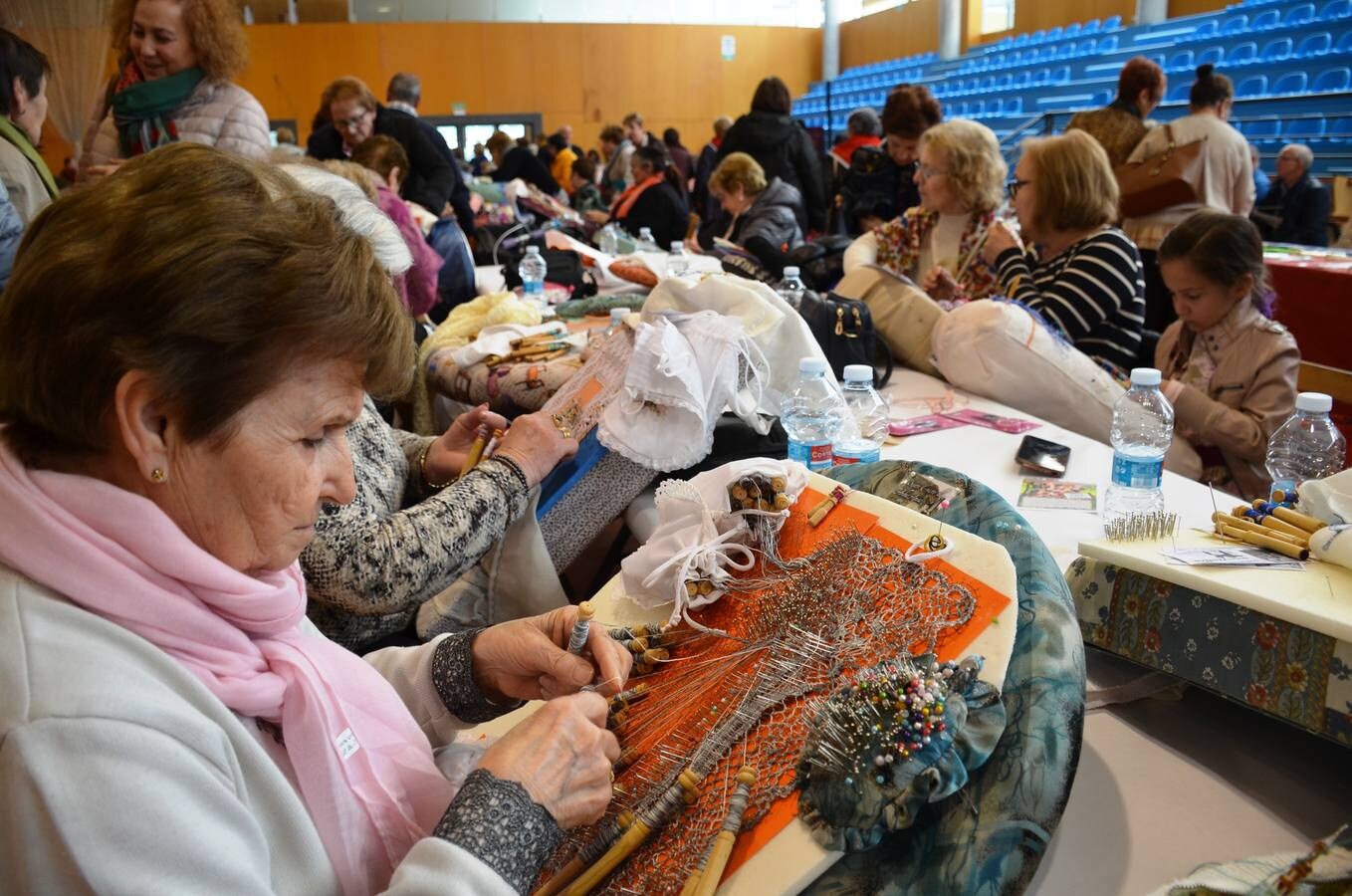 325 encajeras participaron ayer en la concentración de artesanía textil. 