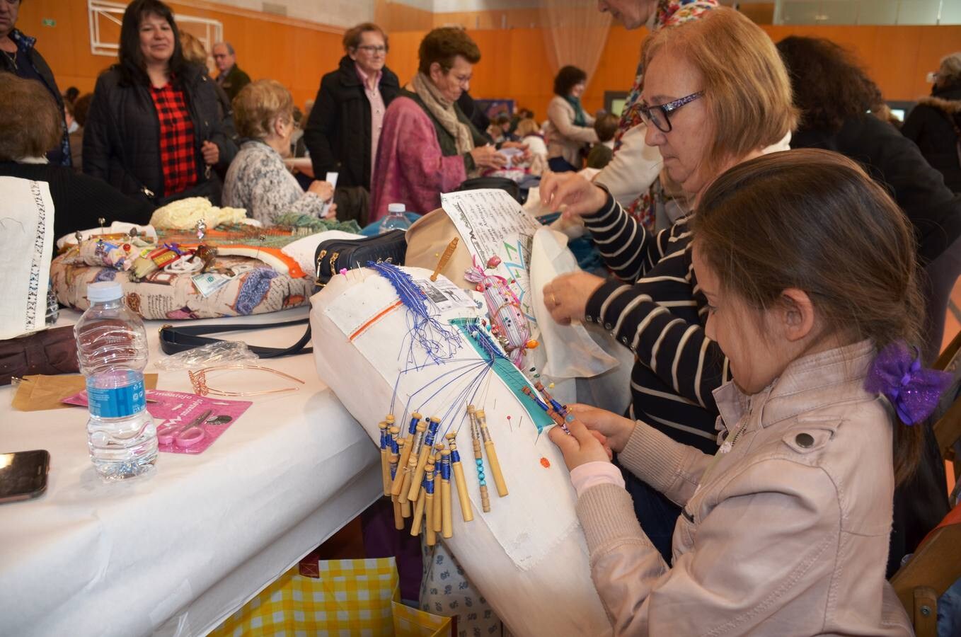 325 encajeras participaron ayer en la concentración de artesanía textil. 