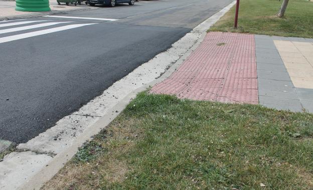 Imagen de uno de los nuevos badenes en la Calle García Lorca. :: Ó.S.J.