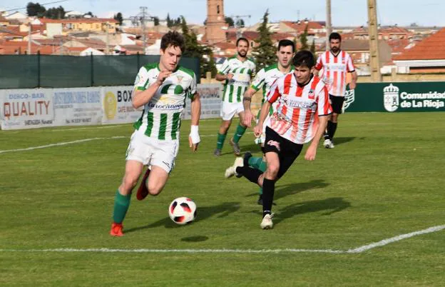 Parada del Pradejón y Palacios del Autol pugnan por el balón. 