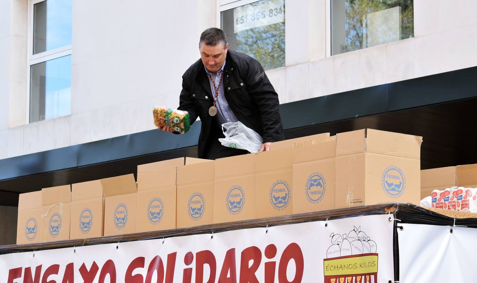 Fotos: La Cofradía de la Flagelación recoge 543 kilos de comida en su ensayo solidario