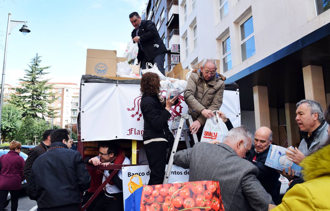 Fotos: La Cofradía de la Flagelación recoge 543 kilos de comida en su ensayo solidario