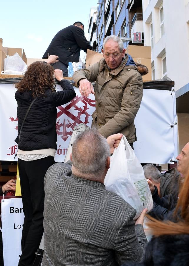 Fotos: La Cofradía de la Flagelación recoge 543 kilos de comida en su ensayo solidario