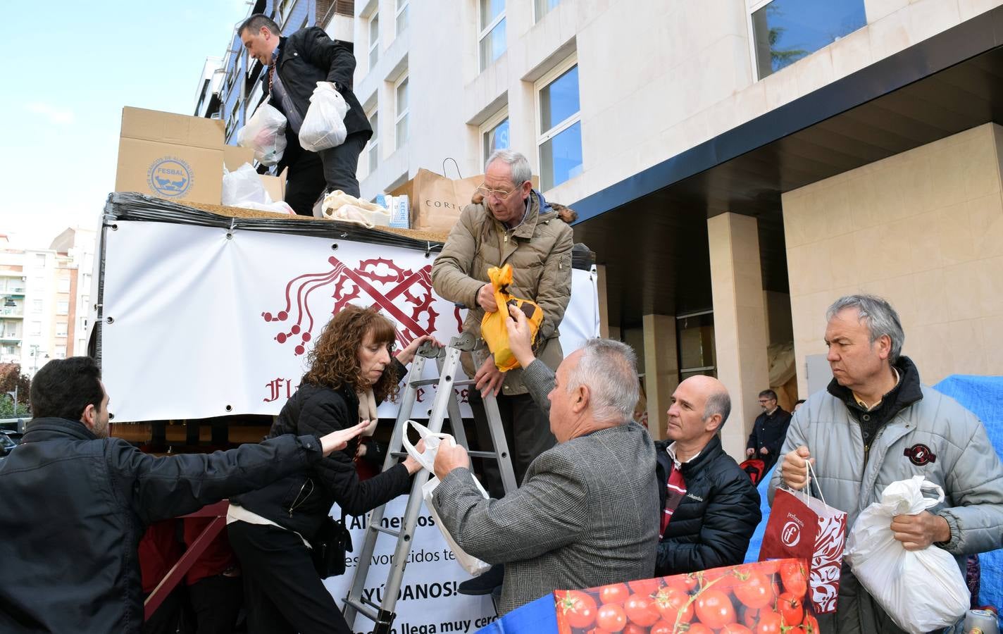 Fotos: La Cofradía de la Flagelación recoge 543 kilos de comida en su ensayo solidario