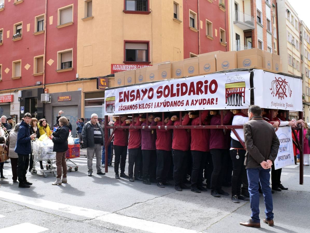 Fotos: La Cofradía de la Flagelación recoge 543 kilos de comida en su ensayo solidario