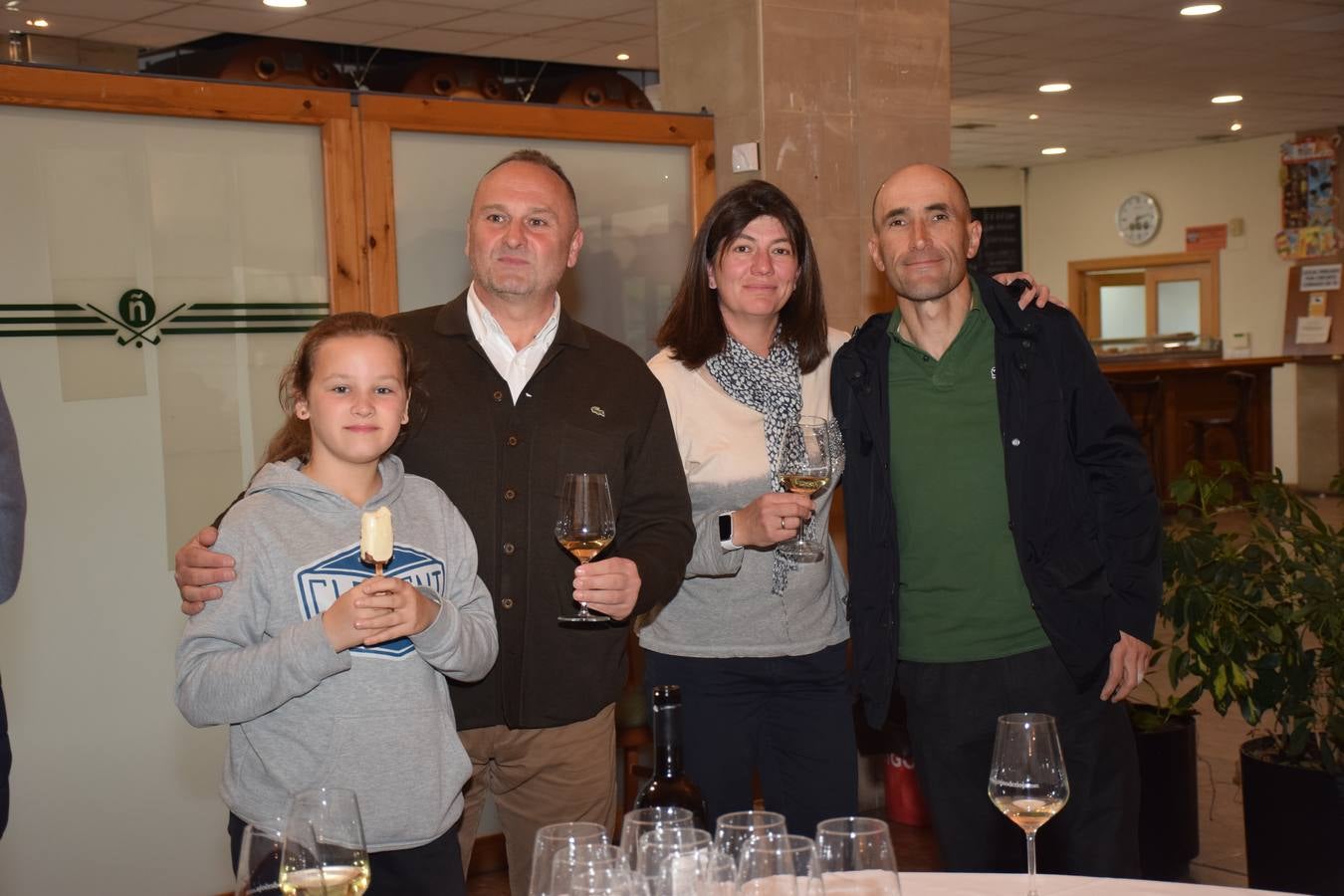 Los asistentes disfrutaron de la cata de dos vinos de Bodegas Perica.