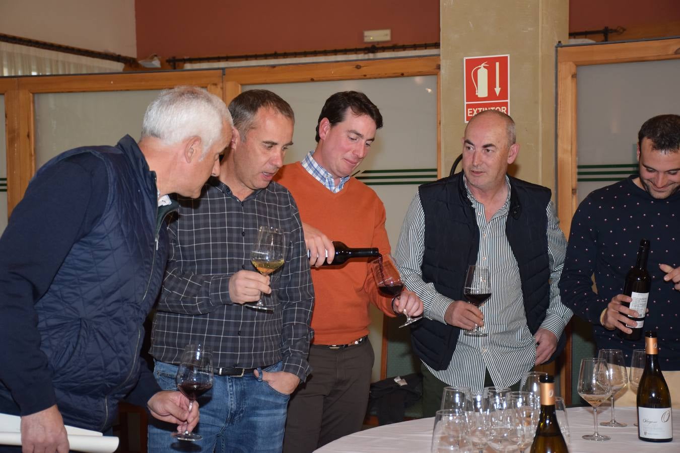 Los asistentes disfrutaron de la cata de dos vinos de Bodegas Perica.