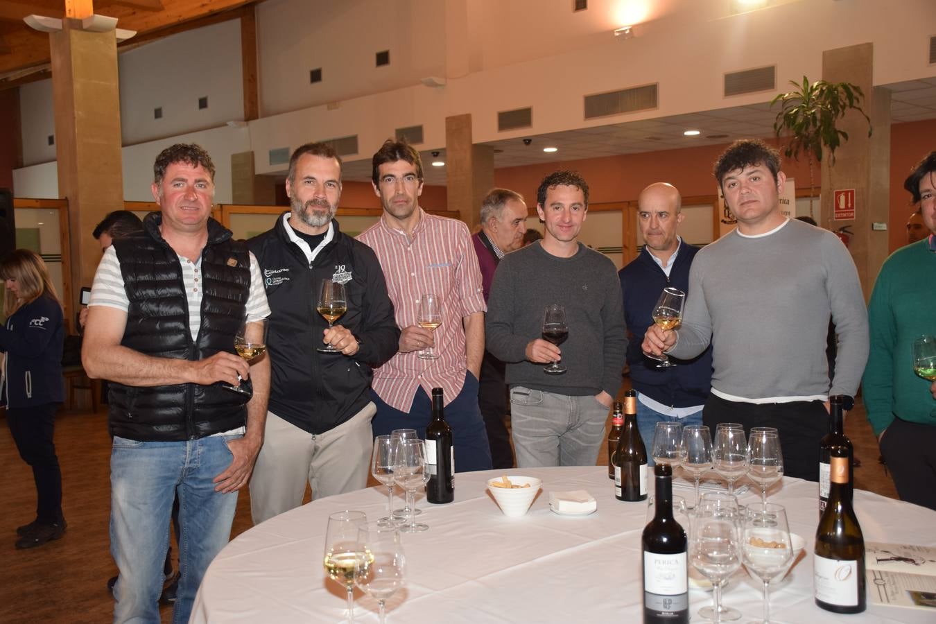 Los asistentes disfrutaron de la cata de dos vinos de Bodegas Perica.