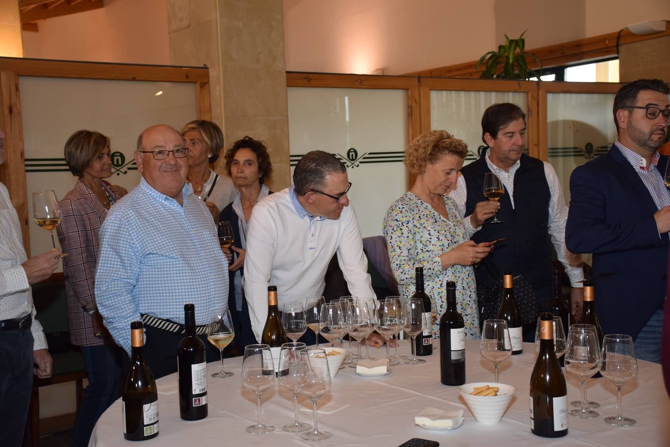 Los asistentes disfrutaron de la cata de dos vinos de Bodegas Perica.