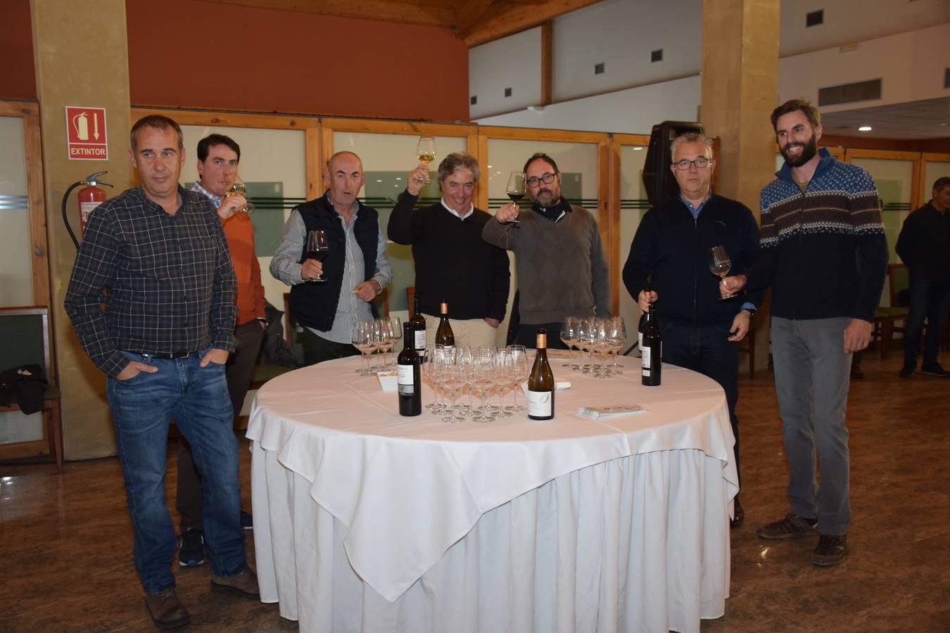 Los asistentes disfrutaron de la cata de dos vinos de Bodegas Perica.