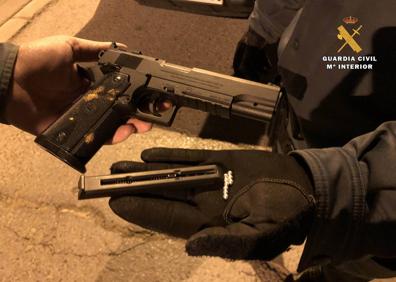 Imagen secundaria 1 - La Guardia civil &#039;aprieta&#039; en discotecas y zonas de botellón identificando a 1.300 personas