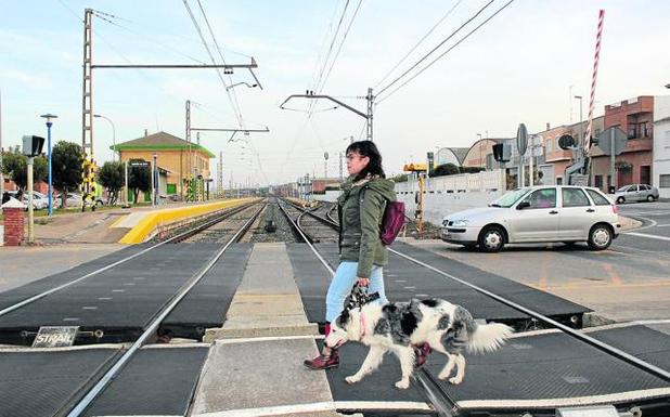 Una mujer cruza por el paso a nivel de la vía férrea en Rincón, en una imagen reciente. 